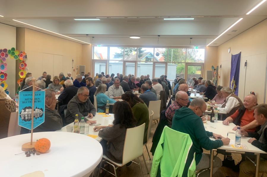 Schafkopferspielerinnen und -spieler an den Tischen