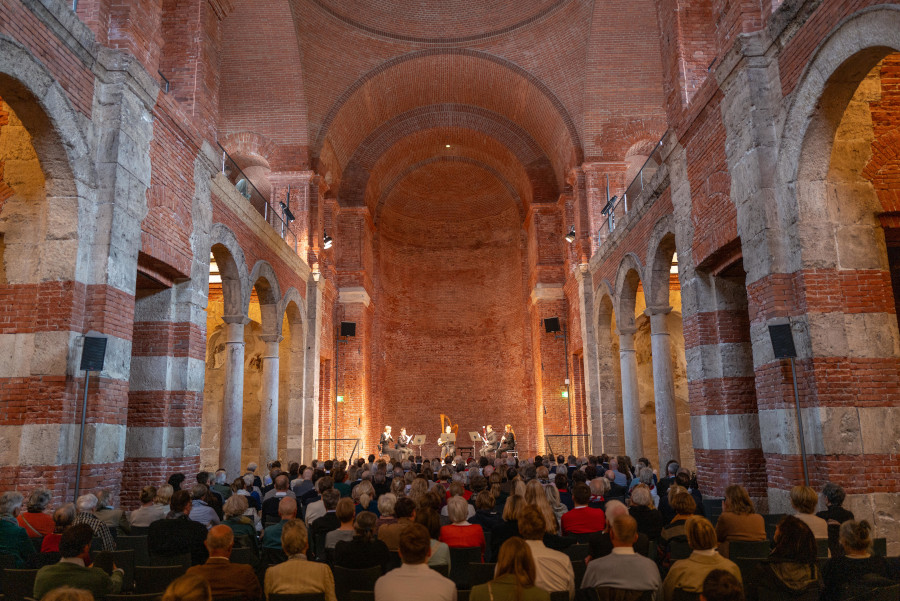 Blick über die Zuschauer auf die Bühne in der Allerheiligen Hofkirche