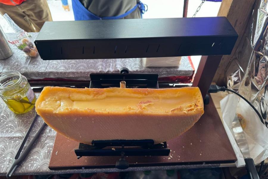 Raclette Käse unter der Heizquelle